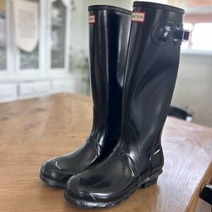 Woman’s black Hunter boots